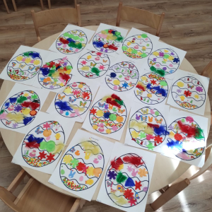 Zajecia plastyczne u maluchów