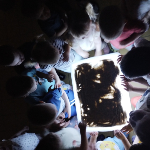 Zabawa ze stolikiem świetlnym