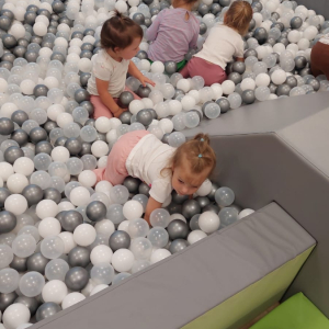 Zabawy ruchowe na sali gimnastycznej