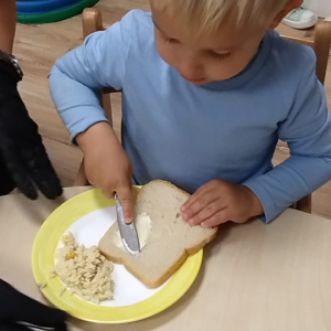 Nauka samodzielnosci podczas śniadania