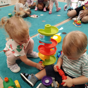 Pierwsze wspólne zabawy w grupie maluchów