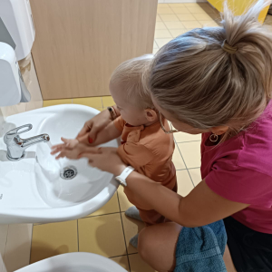 Nauka mycia rączek w grupie starszaków