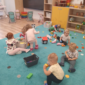 Pierwsze wspólne zabawy w grupie maluchów