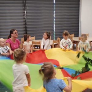 Zabawy ruchowe z chustą animacyjną