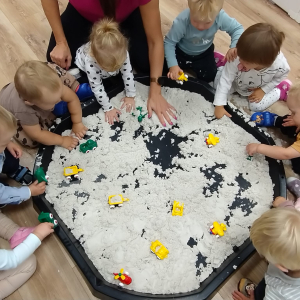 Poznajemy pojazdy- zajecia sensoryczne u maluszków