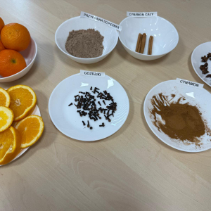 "Zapachy świąt"- zajęcia sensoryczne