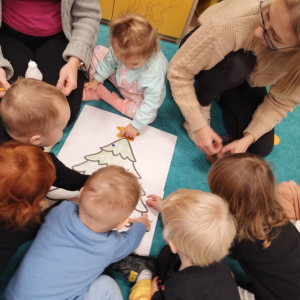Choinka- praca plastyczna w grupie maluchów