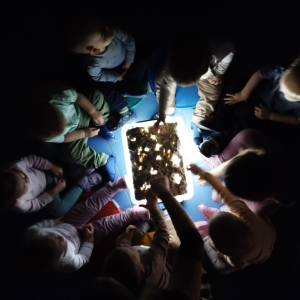 "Mali odkrywcy"- zabawy sensoryczne z piaskiem na podswietlanym stoliku