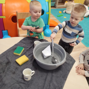 "Mali odkrywcy"- zabawy badawcze z wodą