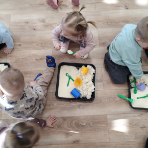 Zabawy sensoryczne kaszą manną